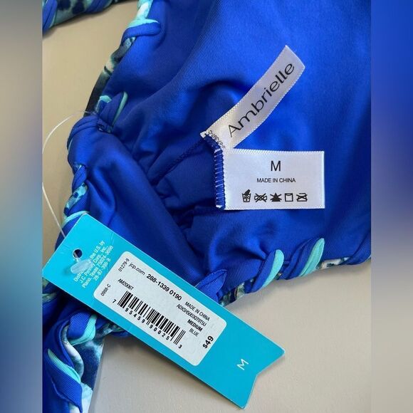 NWT Beautiful bikini top in shades of blue. - Picture 4 of 5